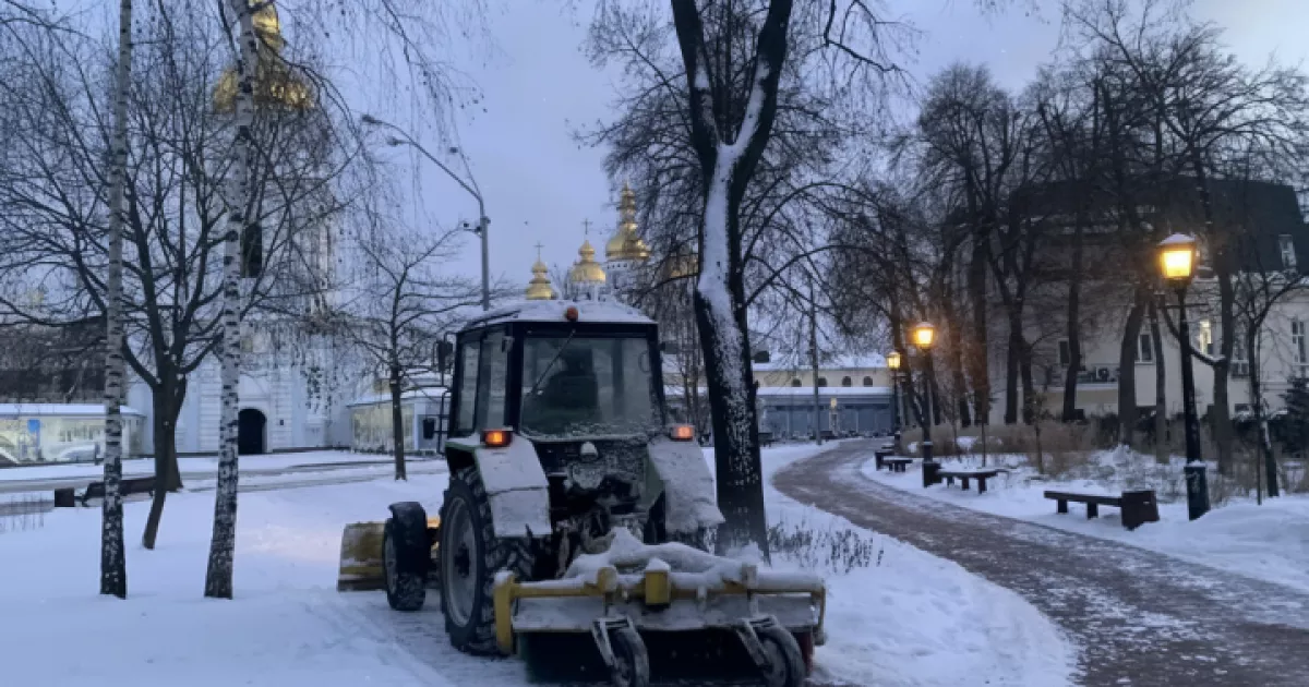 Київ очищає вулиці від снігу: працюють сотні комунальників і спецтехніка