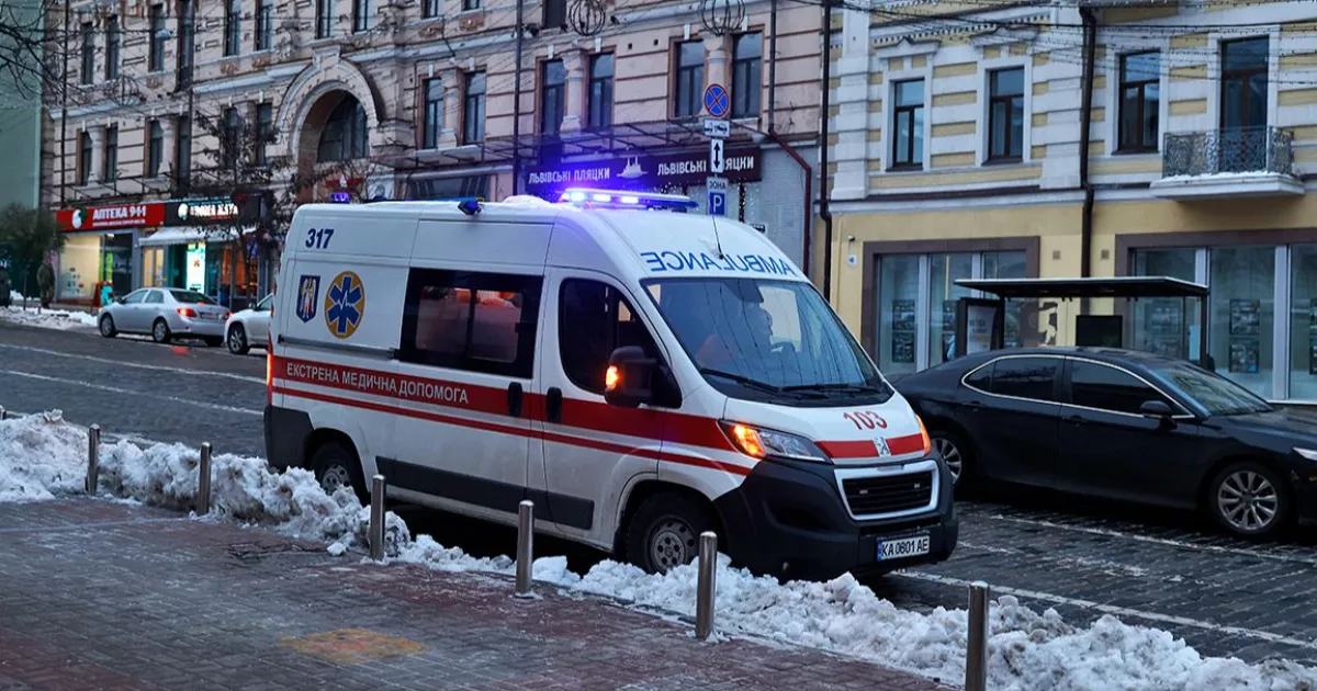Прорив тепломережі на Лобановського: дівчина отримала тяжкі опіки