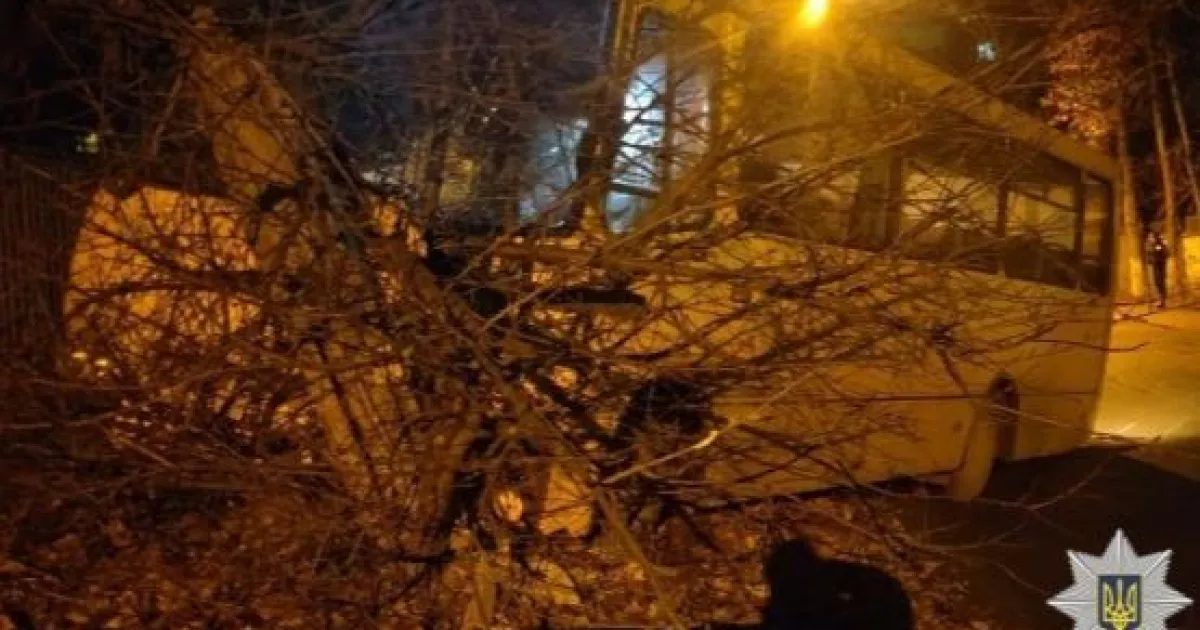 Викрадений автобус і розбите авто: у Києві затримали п’яного водія