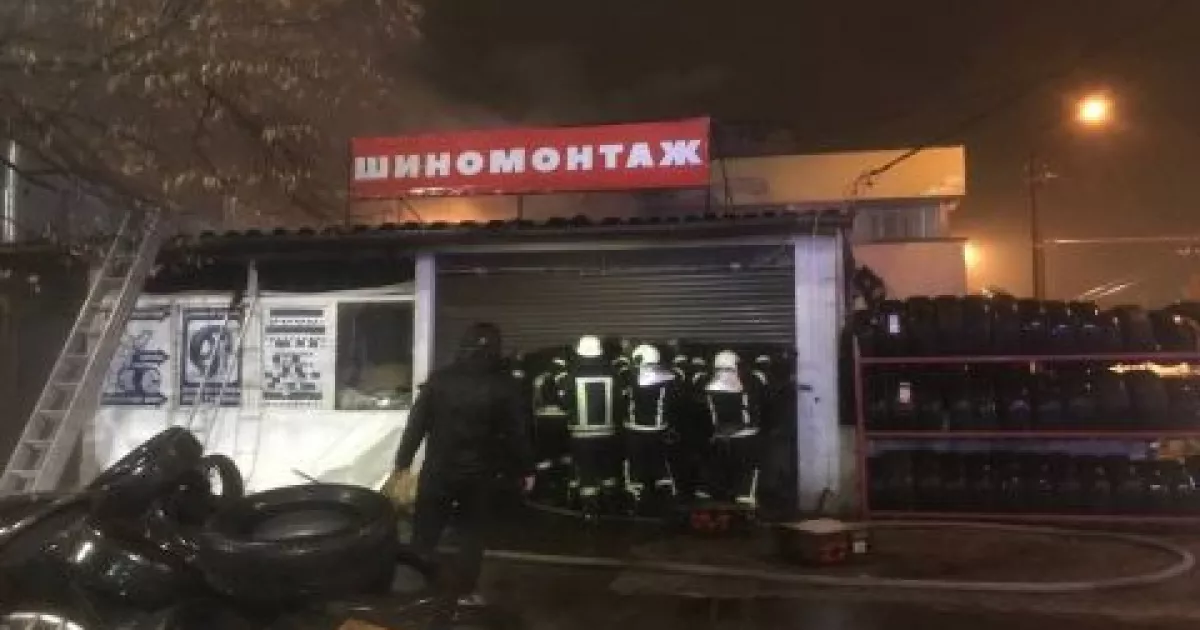 У Дніпровському районі Києва згорів шиномонтаж через пожежу