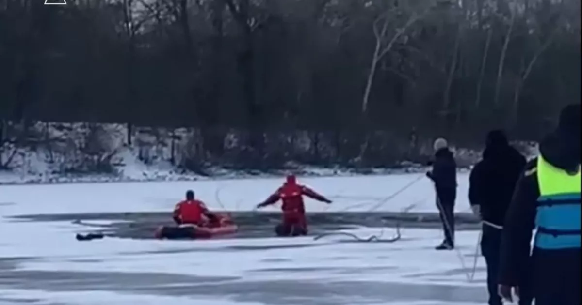 Небезпечний лід на Дніпрі: водолази врятували хлопця і дівчину