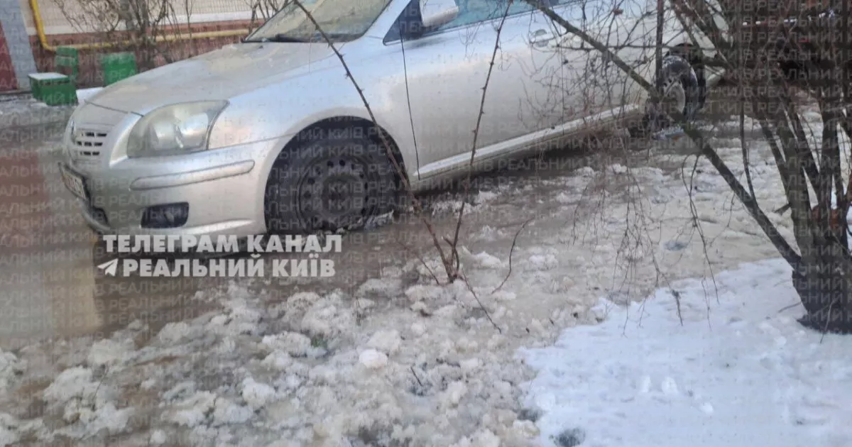 Харківське шосе у Києві перетворилося на річку: автівки їдуть майже під водою