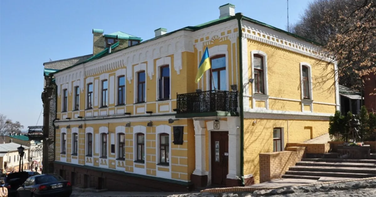Київ відзначає 135 років Булгакова: музей на Андріївському узвозі презентував проєкт «День за днем»