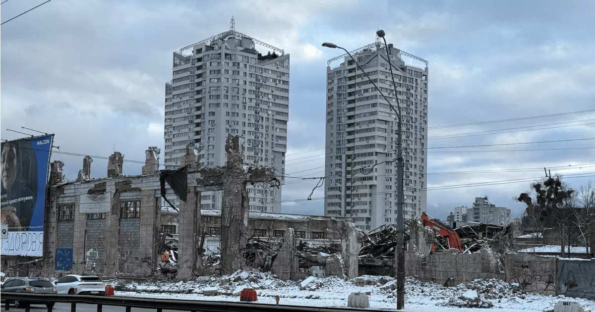 Шляхопровід без перешкод: на Шулявці триває знесення промзабудови