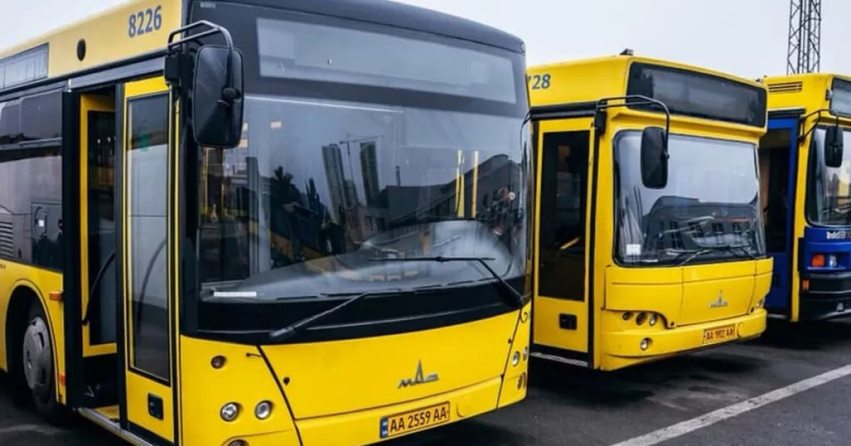 Пластикові туалети замість умов праці: як у Києві працюють водії громадського транспорту
