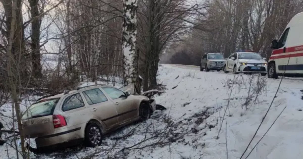 П’яний водій та розбита Skoda: під Києвом троє людей опинилися в лікарні через поїздку в дерево