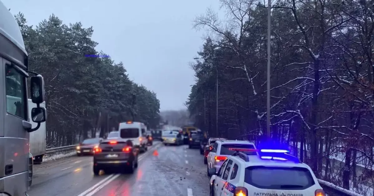 Через масову ДТП в Києві ускладнений рух на Дніпроводській