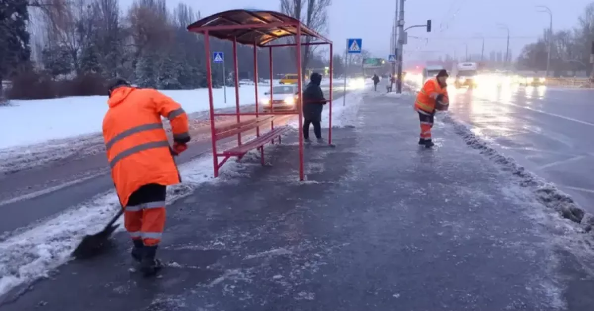 Київ на льоду: Майже 300 машин спецтехніки та тисячі двірників рятують столицю від ожеледиці