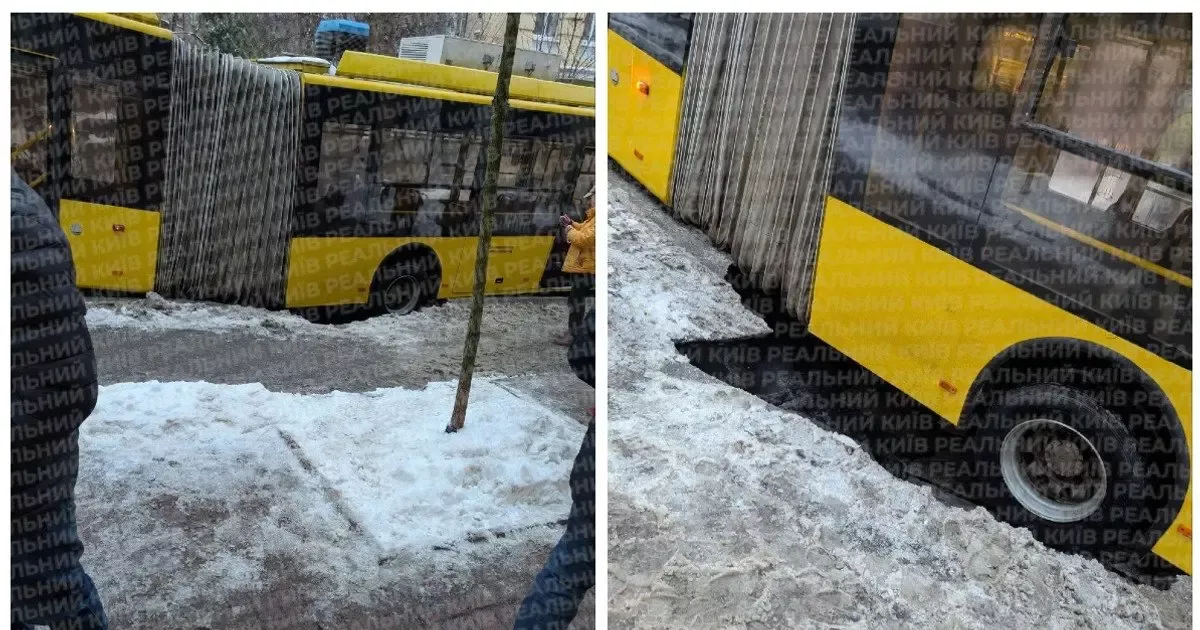 На Софіївській у Києві тривають аварійні роботи: будинки й дитсадок без води