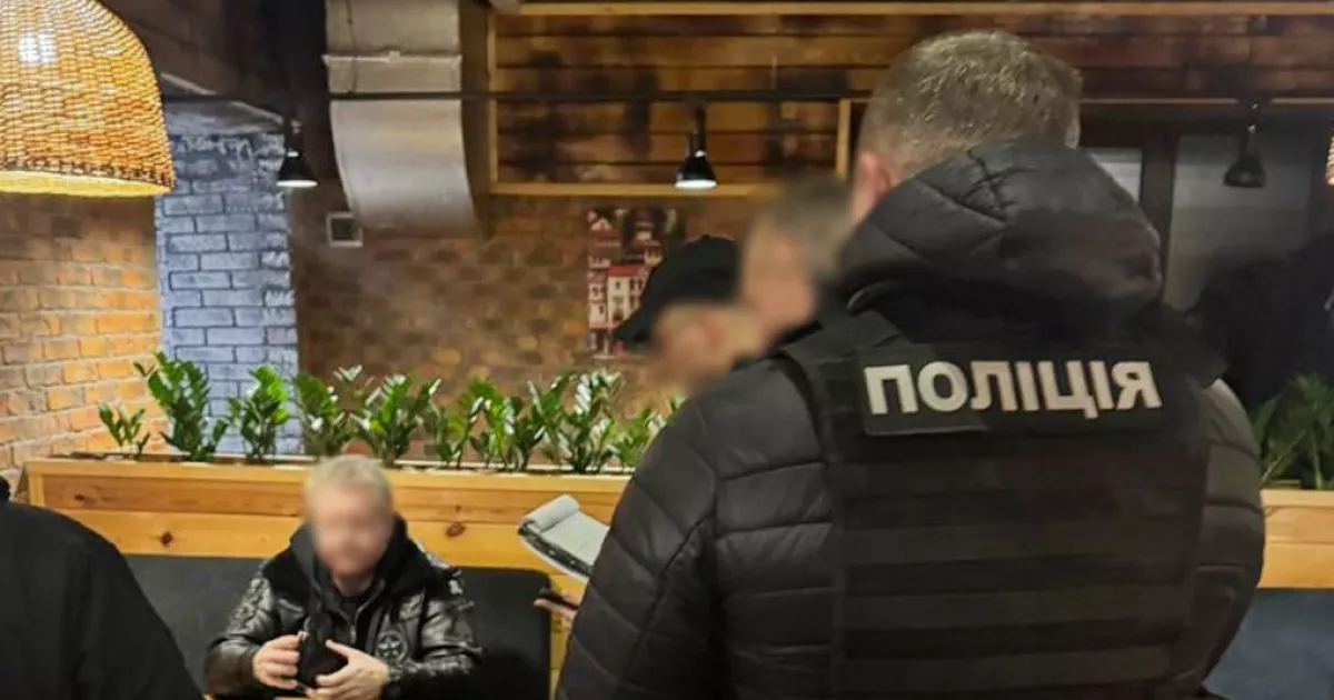 У Києві викрили шахрая, який видавав себе за «посередника» ДБР і вимагав $100 тисяч