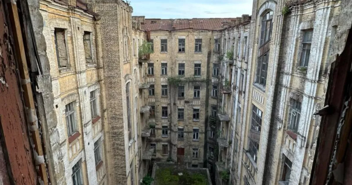 «Будинок тисячі вікон» у центрі Києва руйнується без реставрації