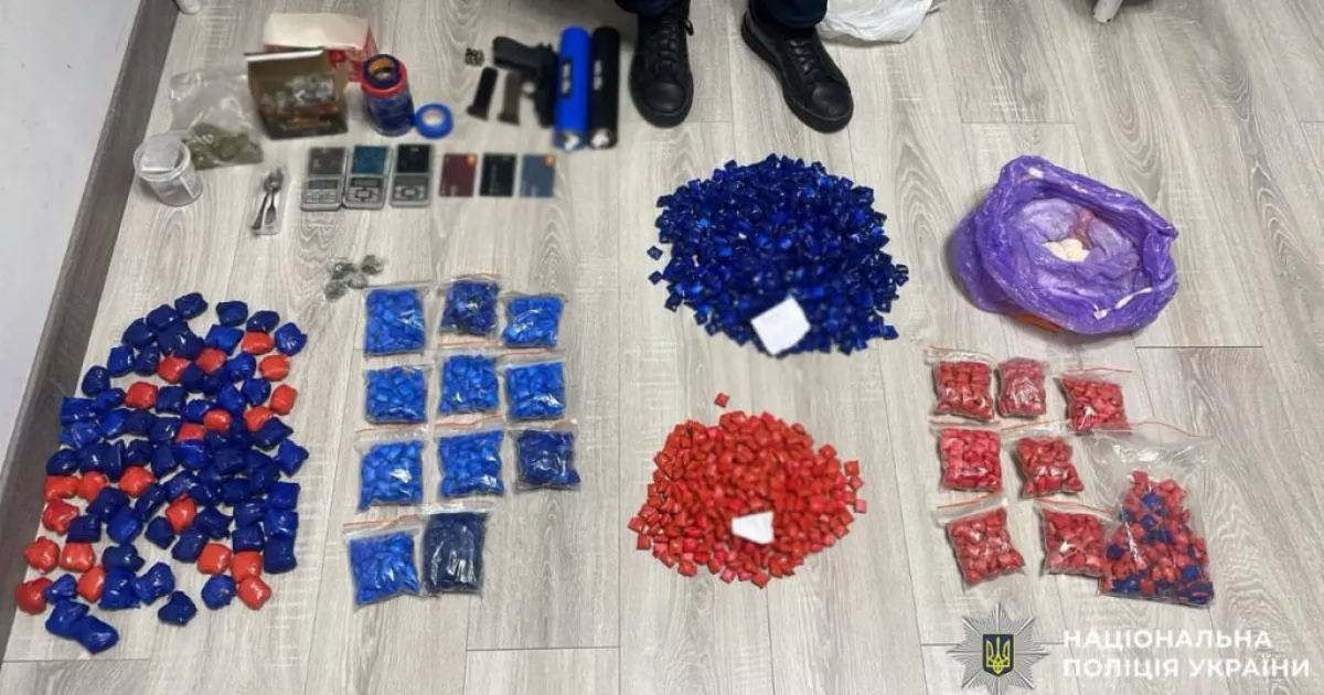 Понад 1,2 кг психотропів: у Києві зупинили автомобіль із наркодилерами