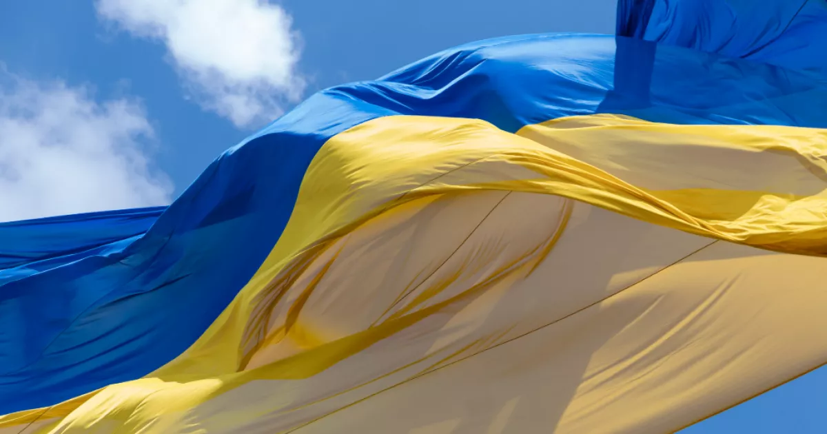 Через прогнозований шторм у Києві приспустили головний державний прапор