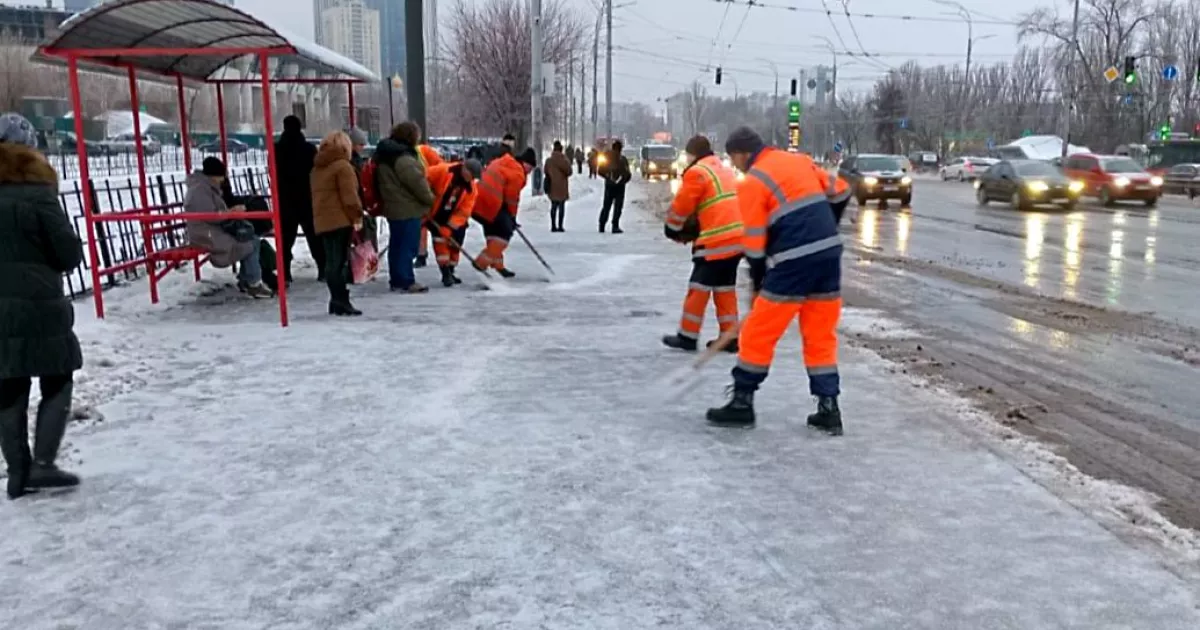 Ожеледиця під контролем: у Голосіївському районі працюють у посиленому режимі