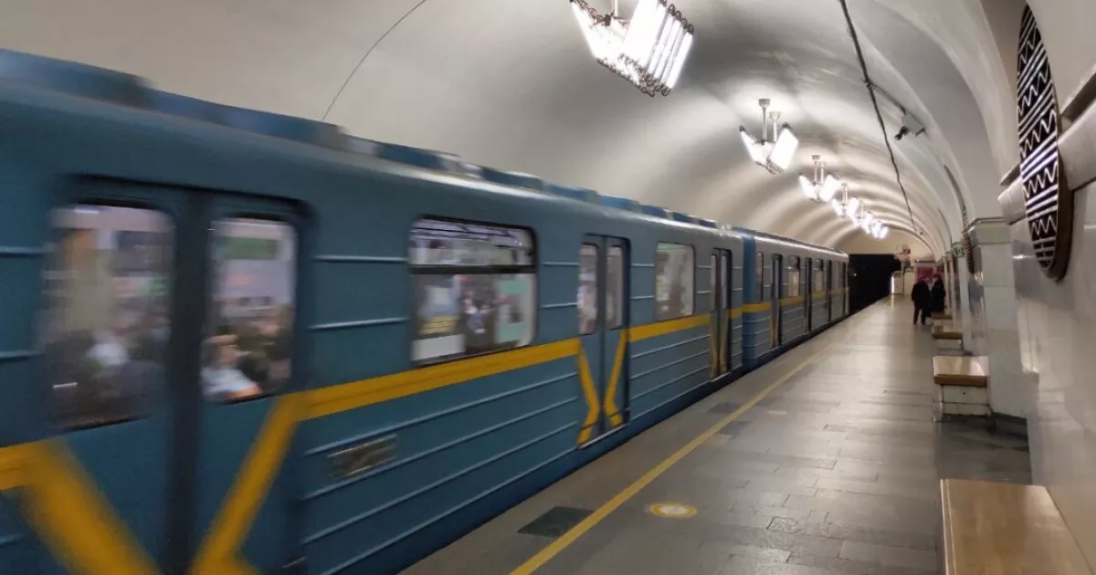 Червона лінія метро в Києві: інтервали скорочено, але рух відновлено не повністю