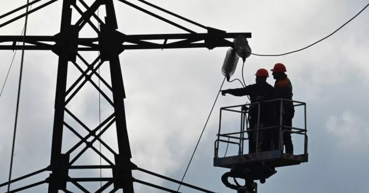 Енергетики працюють цілодобово: що зі світлом у Гатненській громаді