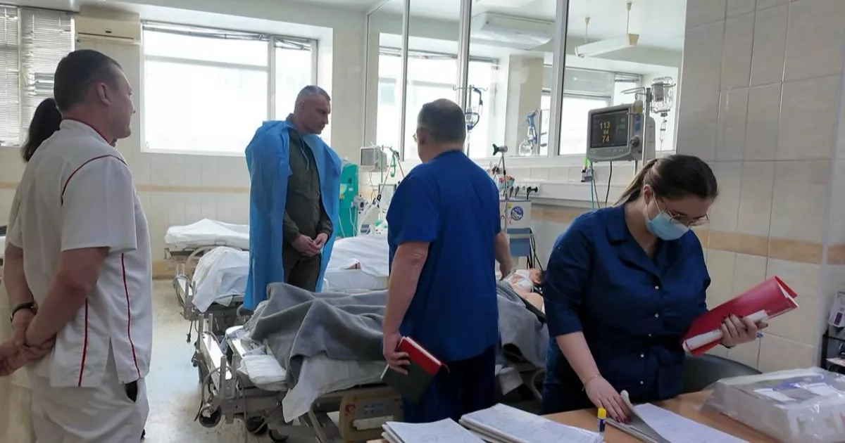 Кличко відвідав поранених після обстрілу та перевірив резервне живлення в опорній лікарні