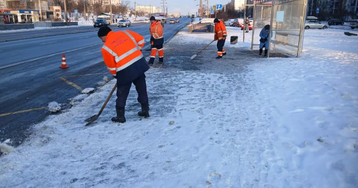 Київ розчищають від снігу цілодобово: задіяно сотні машин і понад дві тисячі людей