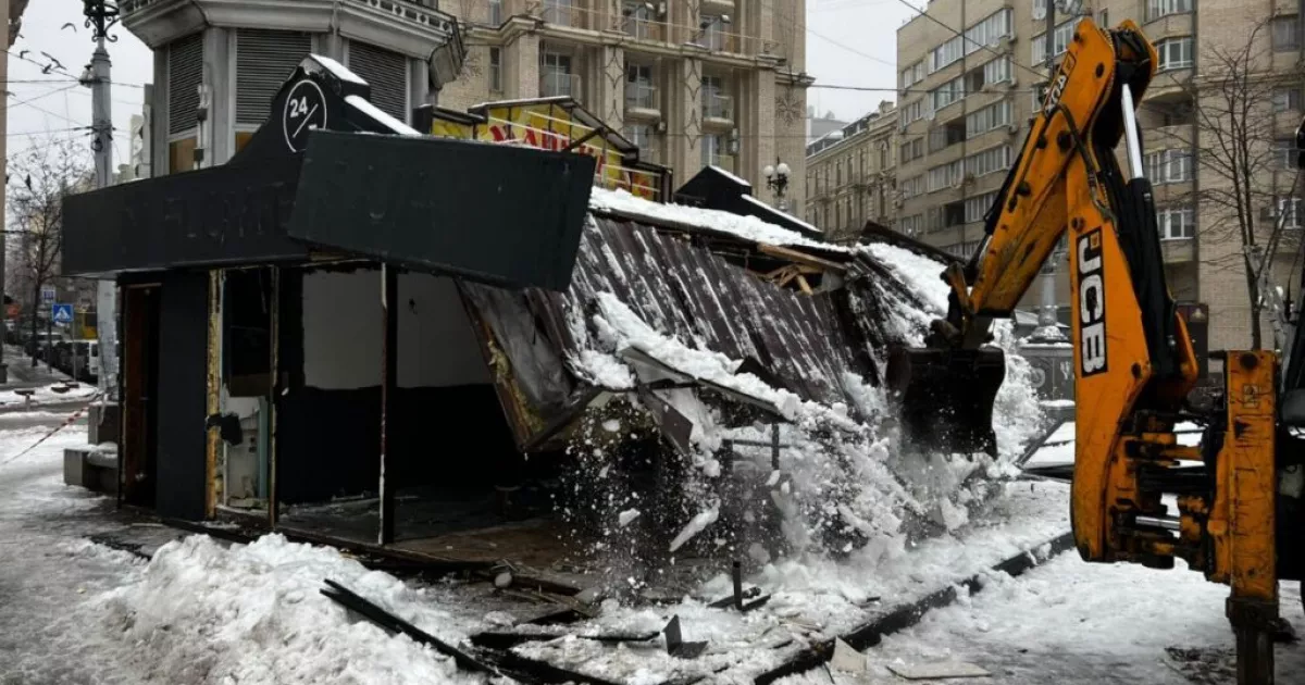 Робота на межі витривалості: на Майдані зносять незаконні кіоски вручну