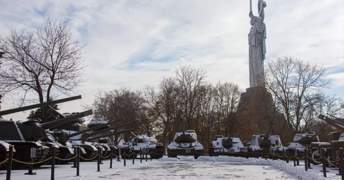 «Крізь морок. Світло памʼяті»: у Києві відкрили виставку про війну на Харківщині