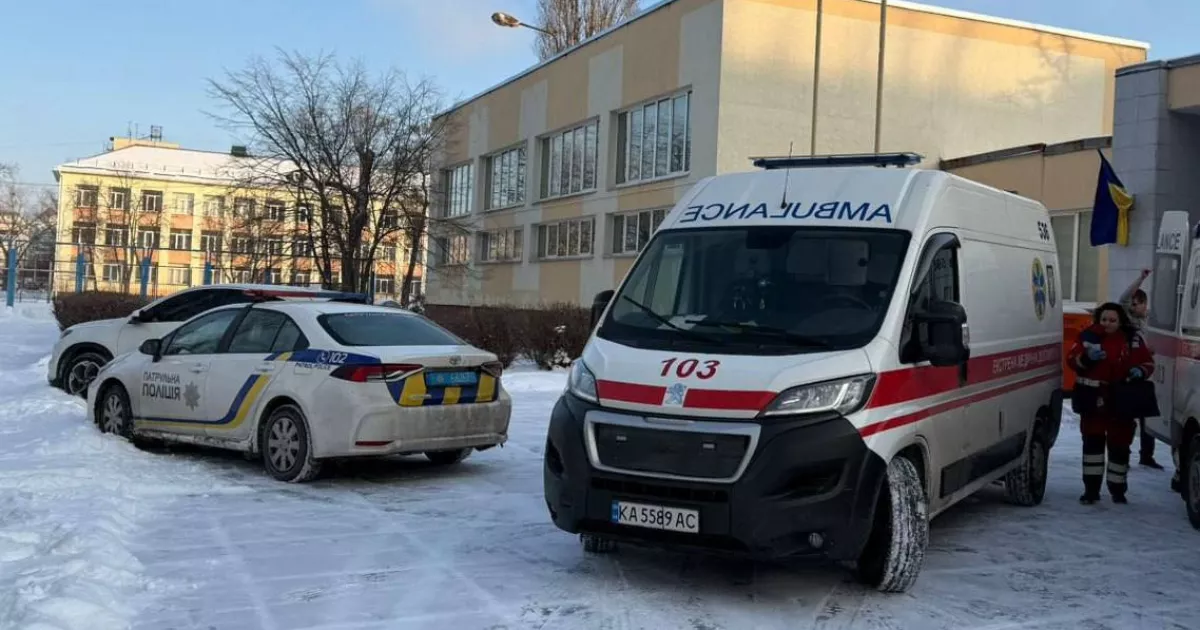 Напад у навчальному закладі Києва: учень поранив двох людей, працює поліція