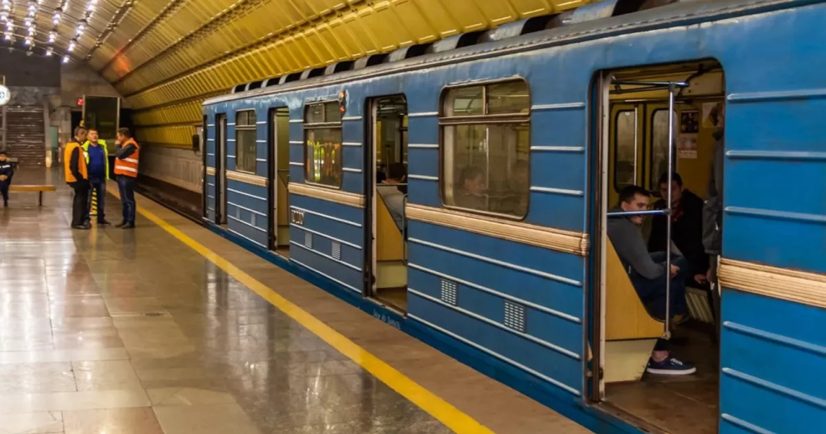 Спецрейс через Дніпро: київське метро запровадило потяг-експрес без зупинок на деяких станціях