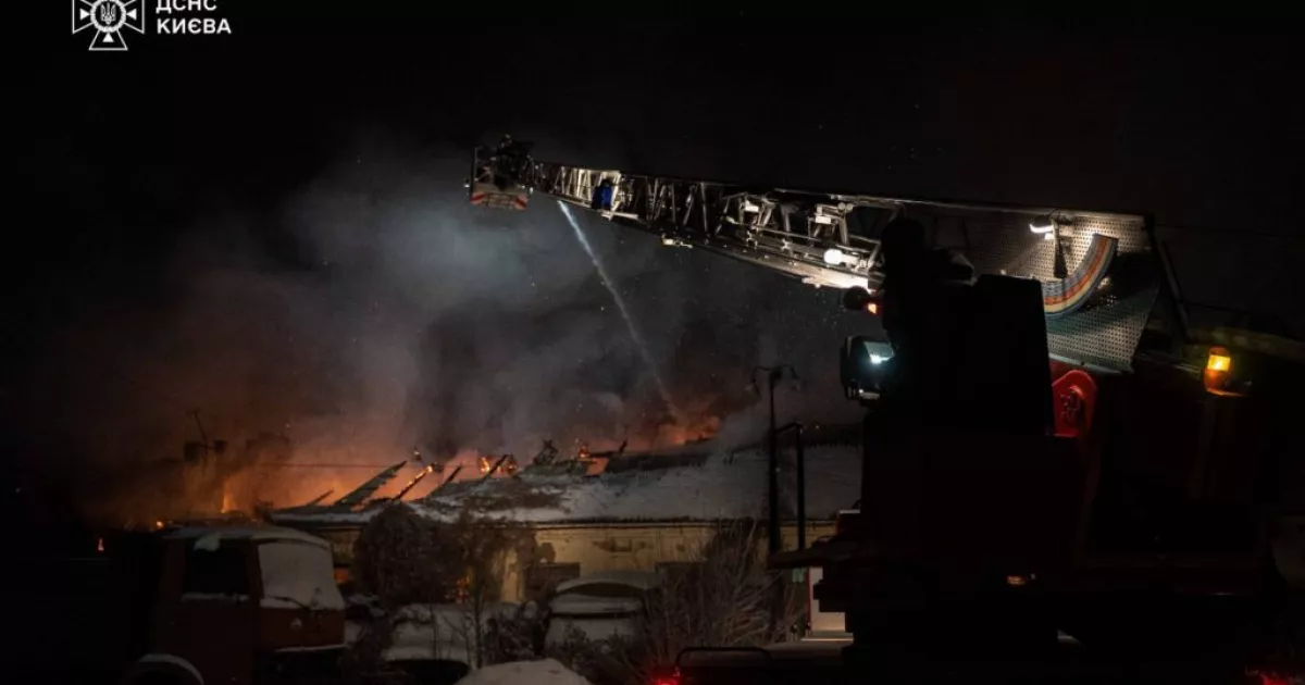 Нічна пожежа на Солом’янці: 600 м² складу вигоріли дотла