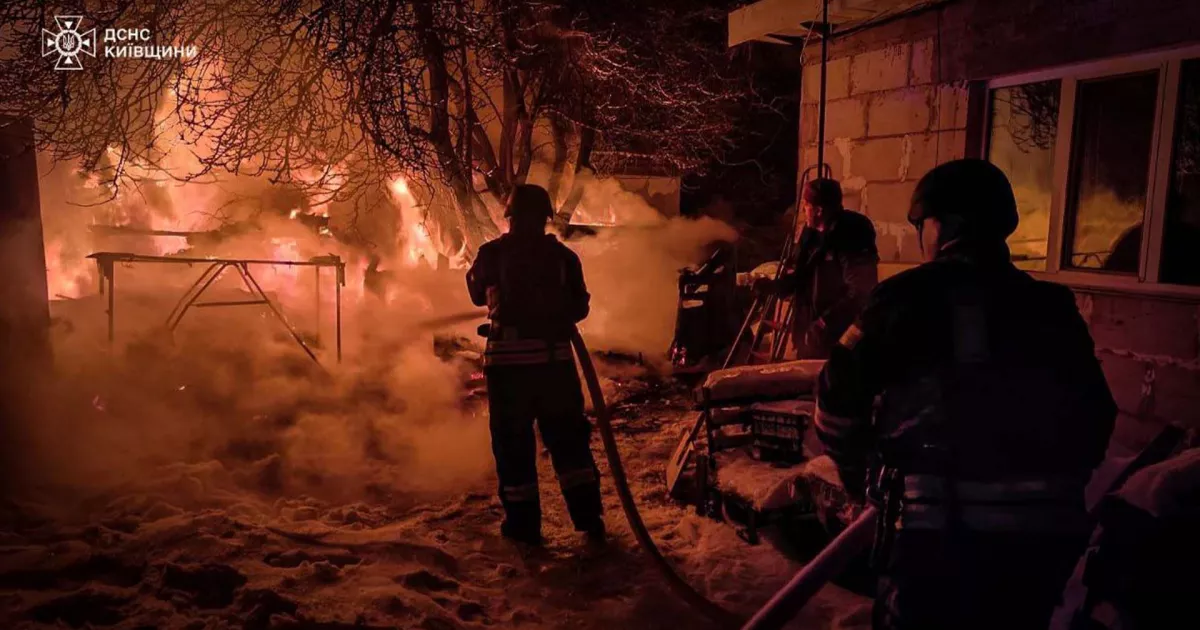 Після нічної атаки на Київщину рятувальники гасили пожежі в трьох районах