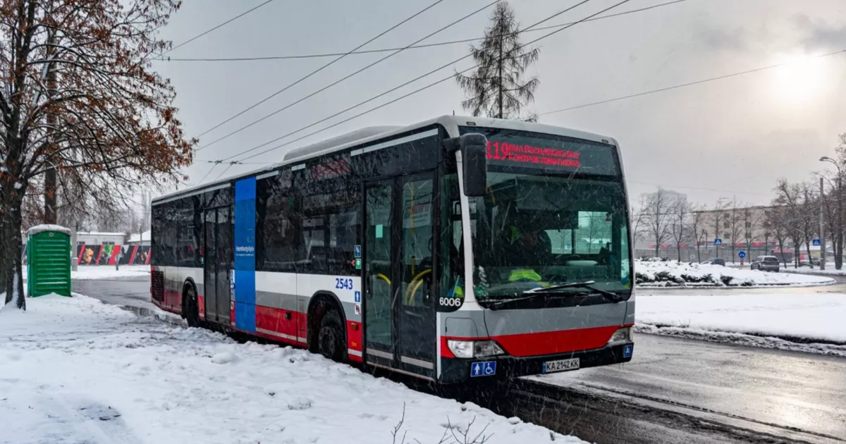Правобережжя без електротранспорту: у Києві запустили 41 автобус-дублер