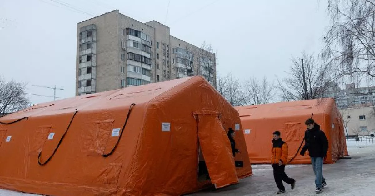Київ п’ятий день живе в режимі блекаутів: що зі світлом, теплом і магазинами