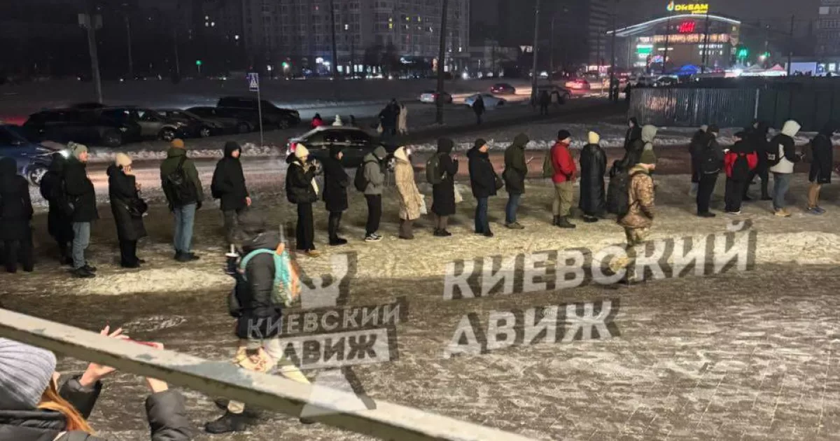Транспортна криза в Києві: чому зупинки переповнені, а автобусів бракує