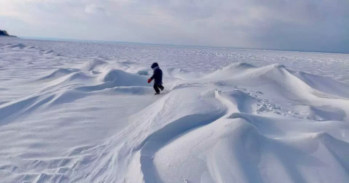Рідкісне явище: на Київському морі з’явилися снігові дюни