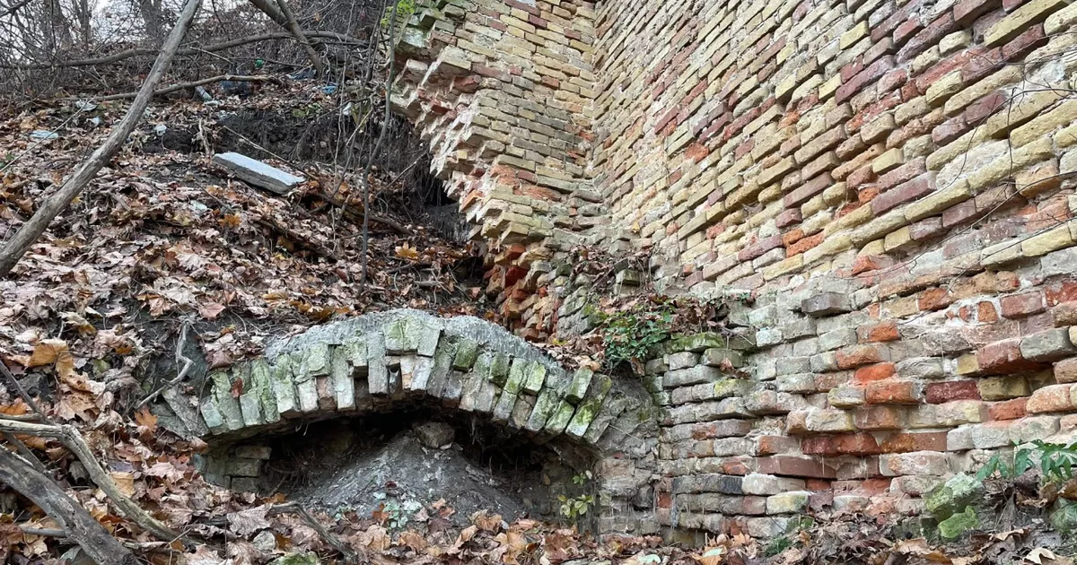 На Замковій горі в Києві знайшли забуту 150-річну стіну Флорівського монастиря