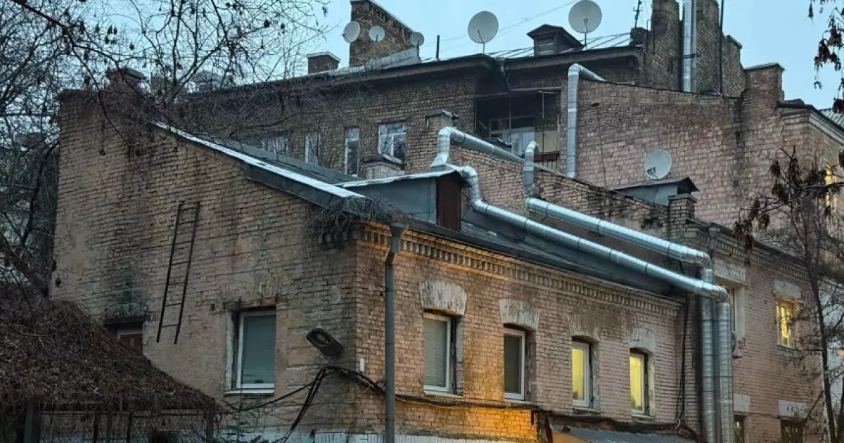 Культовий дворик з воронами під захистом: мер підтримав петицію за збереження будинку на Рейтарській