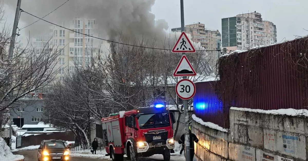 У Подільському районі Києва загасили пожежу в двоповерховому будинку