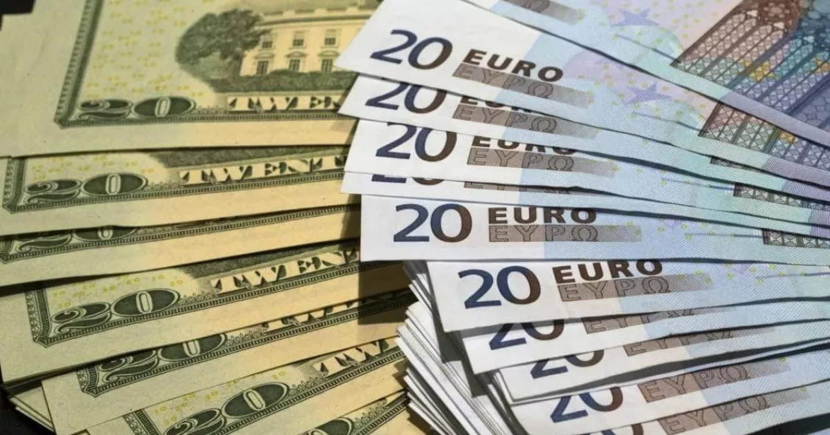 Долар б’є рекорди: НБУ встановив курс на рівні 43,39 грн, а з понеділка валюта може знову здорожчати