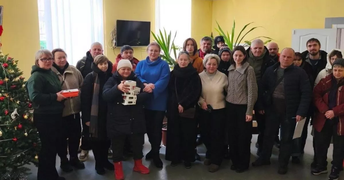 Дитячі будинки сімейного типу в Києві отримали зарядні станції та павербанки