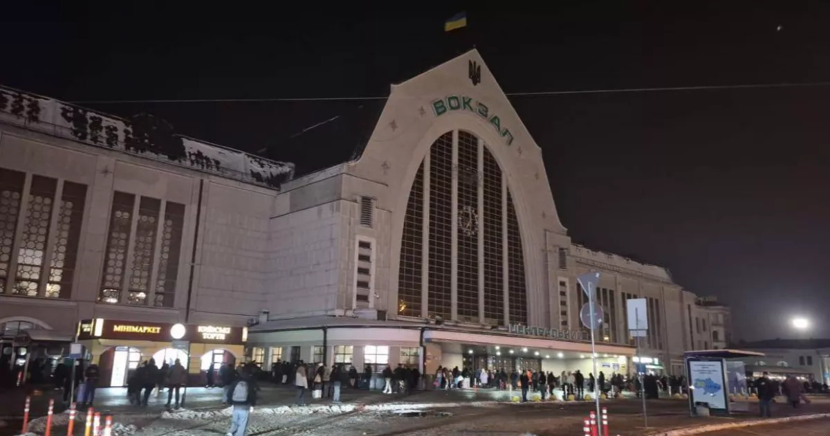 Київський вокзал у режимі економії: УЗ зменшила зовнішнє освітлення