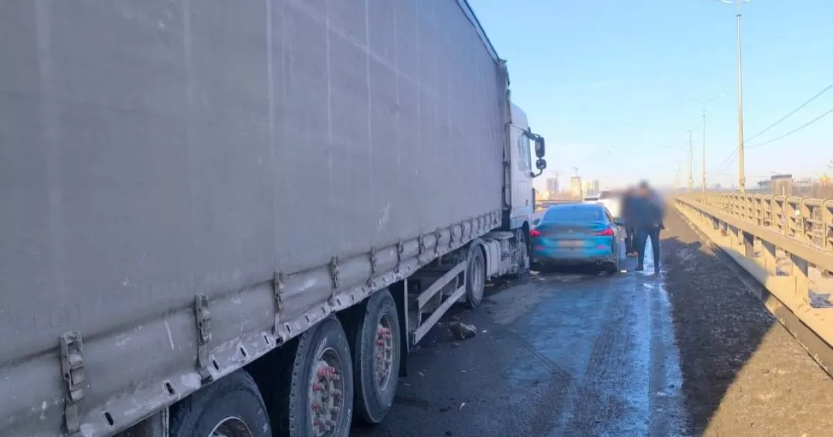 Аварія на Столичному шосе: київських водіїв попереджають про значні затори в бік Видубичів