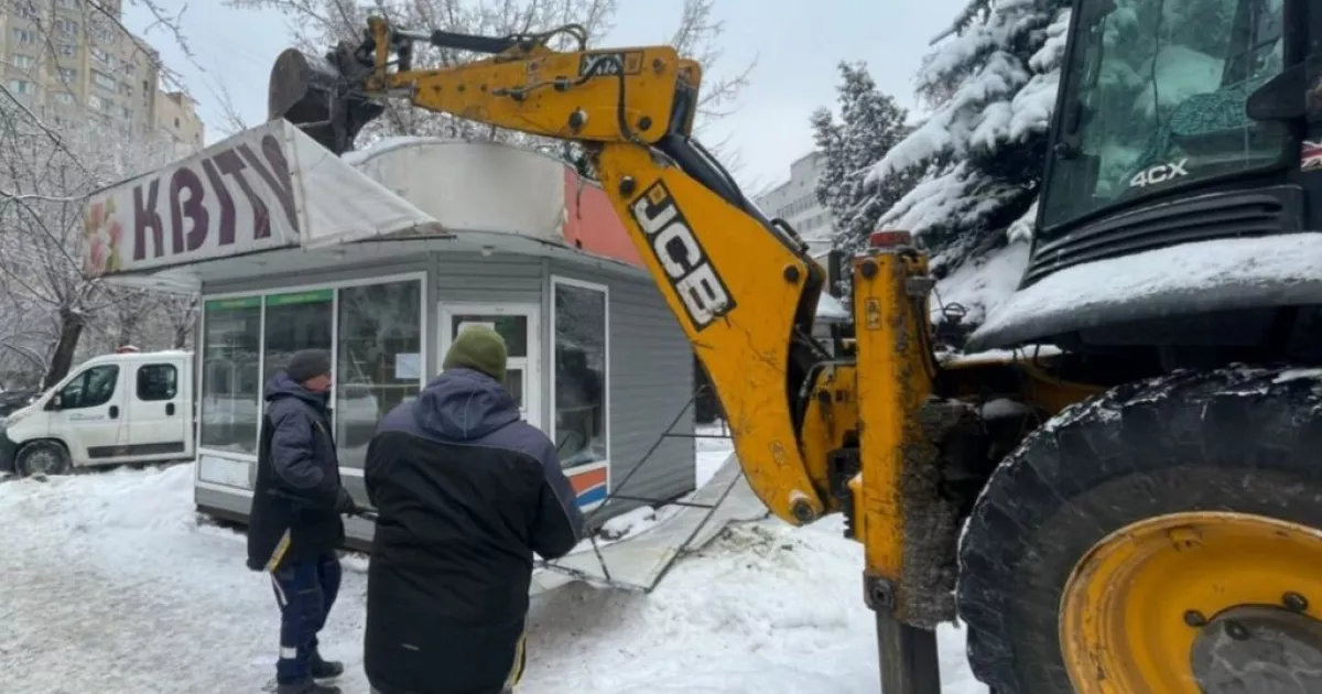 Бої за простір: у крижаному Києві комунальники знесли кіоски, що «замурували» шлях для людей із вадами зору