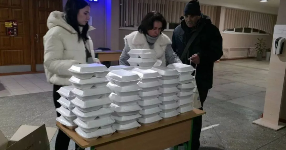 У Голосіївському районі киянам продовжують роздавати гарячі обіди