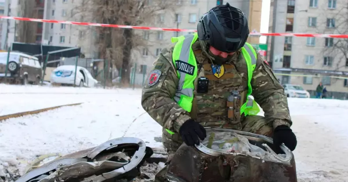 Ракета з бойовим зарядом упала поруч із будинками: що відомо про інцидент у Києві