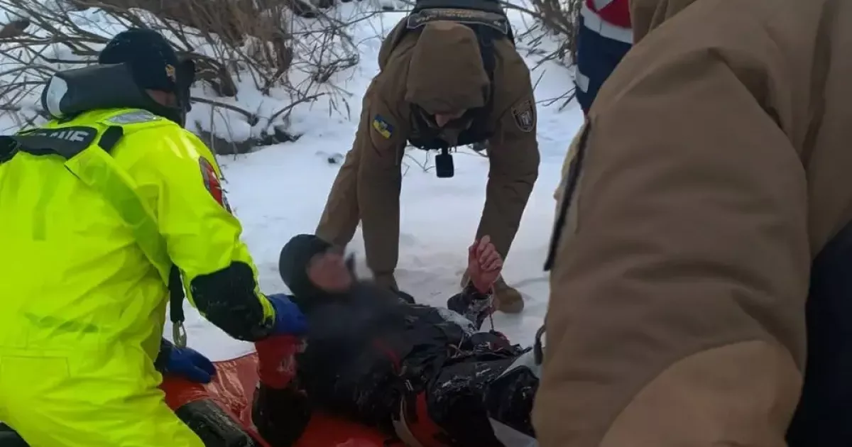 Поблизу Києва зі льоду Дніпра врятували скайсерфера: чоловік провалився за 100 м від берега