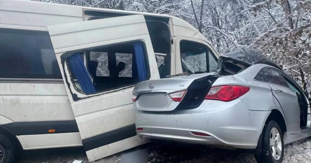 На Київщині масштабна ДТП з маршруткою: двоє загиблих, семеро поранених