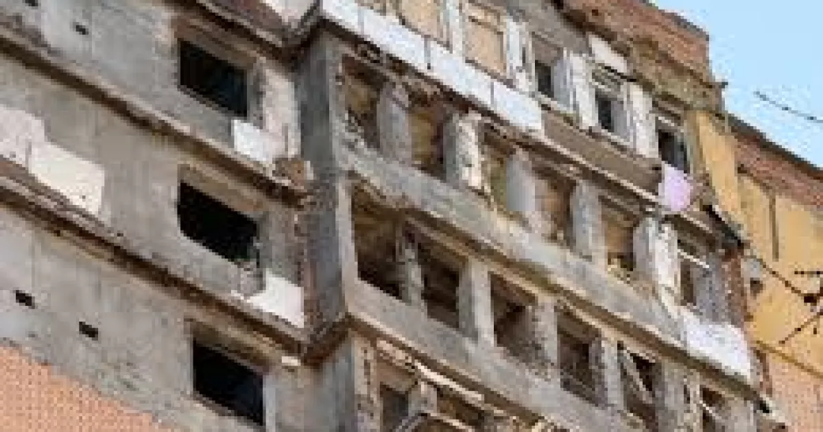 Багатоповерхівка на Академмістечку без тепла від листопада після атаки дронів. Чиновники кажуть, що опалення не було й раніше