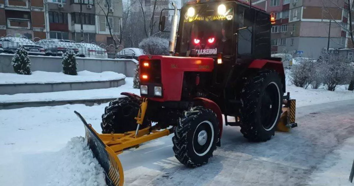 Київ чистять від снігу та ожеледиці: на вулицях працюють 230 одиниць спецтехніки