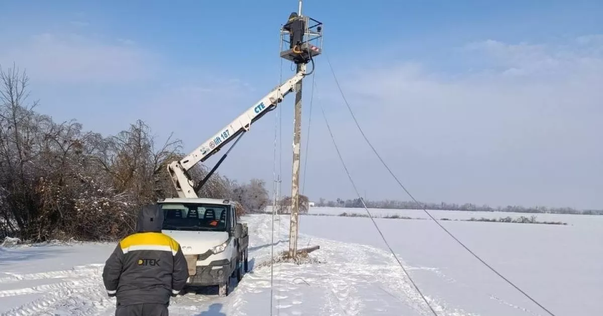 Понад 24 тисячі родин без електропостачання: негода вдарила по Київщині