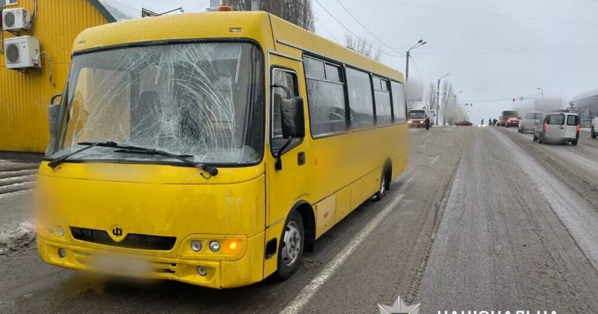 На Київщині автобус смертельно травмував чоловіка, який переходив дорогу поза переходом