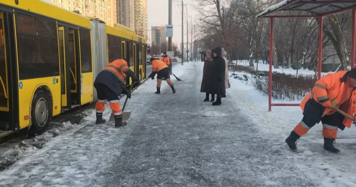 Інспекція благоустрою Києва за день склала 77 протоколів через ожеледицю та сніг