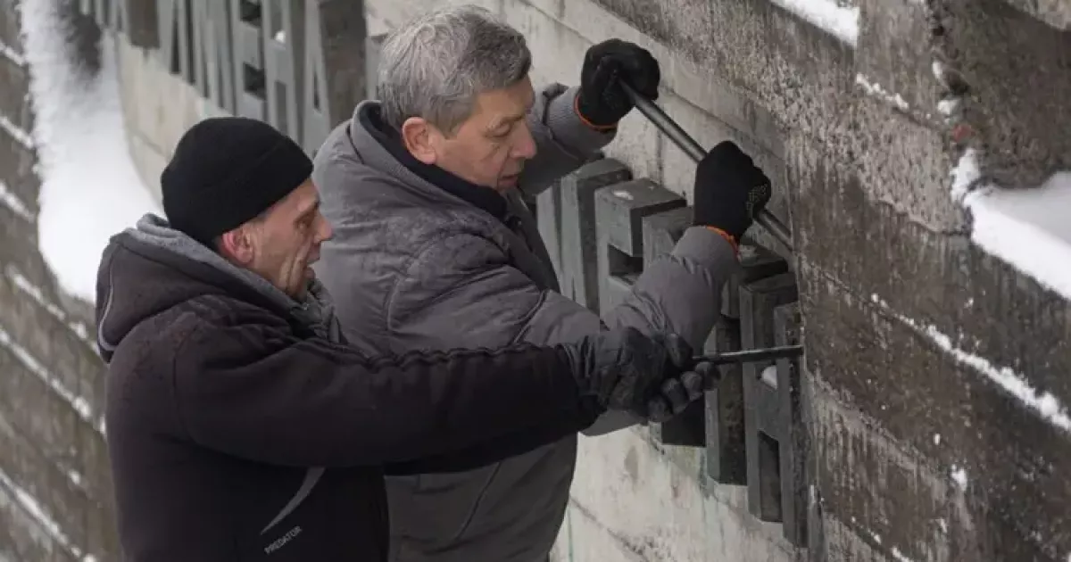 У Києві у Музеї війни демонтували російськомовні написи зі скульптурної галереї